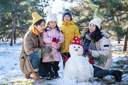 幸福的一家四口和雪人图片