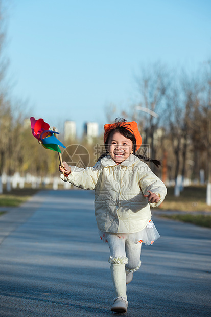 可爱的小女孩在户外玩耍图片