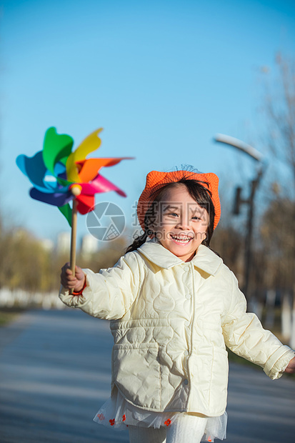 可爱的小女孩在户外玩耍图片