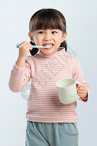 可爱的小女孩正在刷牙图片