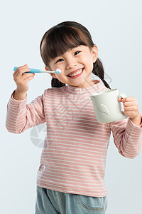 可爱的小女孩正在刷牙图片