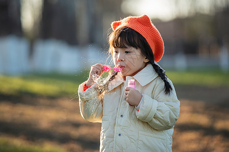 可爱的小女孩在户外玩耍图片