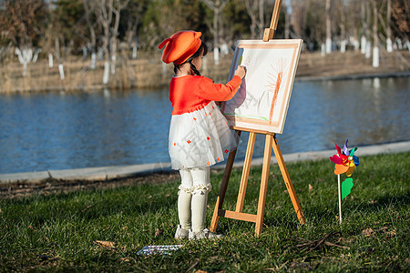 可爱的小女孩在户外画画图片素材