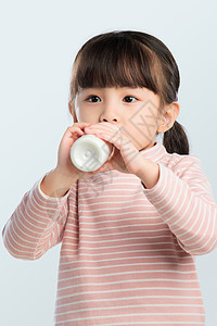 可爱的小女孩喝牛奶图片