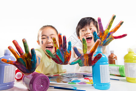 手上涂满颜料的小学生图片