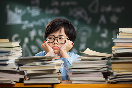 面对作业苦恼的小学生图片