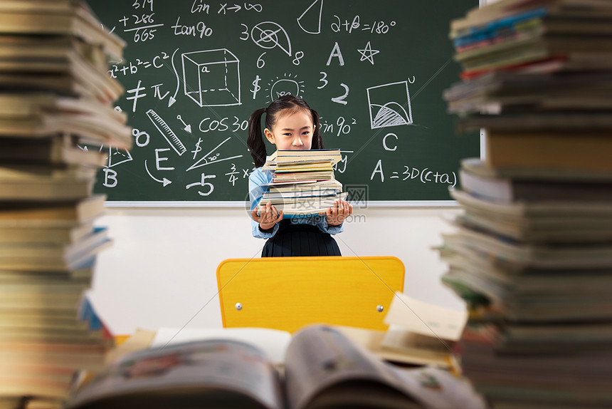 搬着沉重课本的小学女生图片