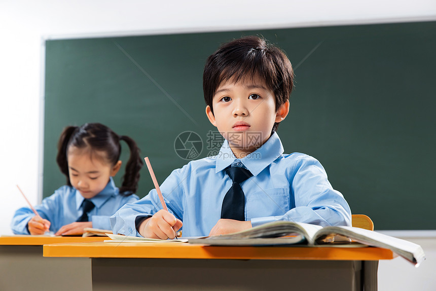 小学生在教室里上课高清图片下载-正版图片507622365-摄图网