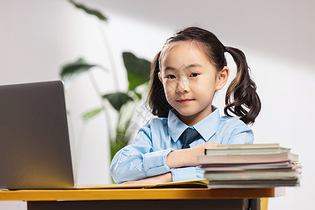 在空中的女孩小学女生在线上网课背景