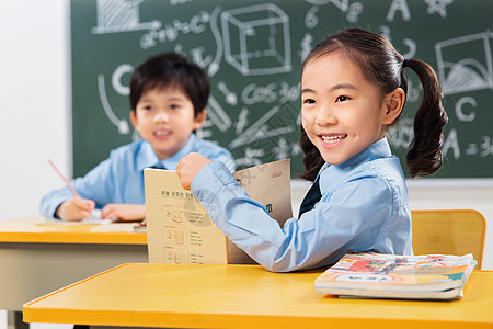 小学生在教室里上课图片