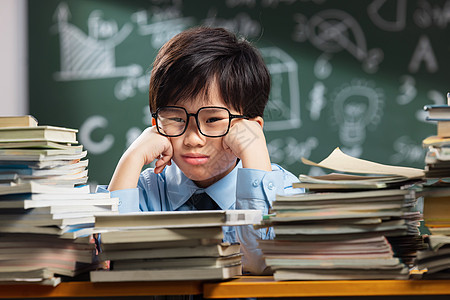 面对作业苦恼的小学生图片