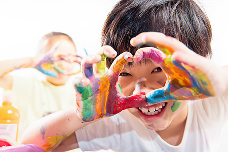 手上涂满颜料的小学生手比爱心图片