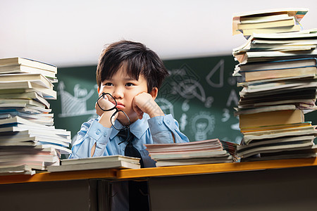 面对作业苦恼的小学生图片