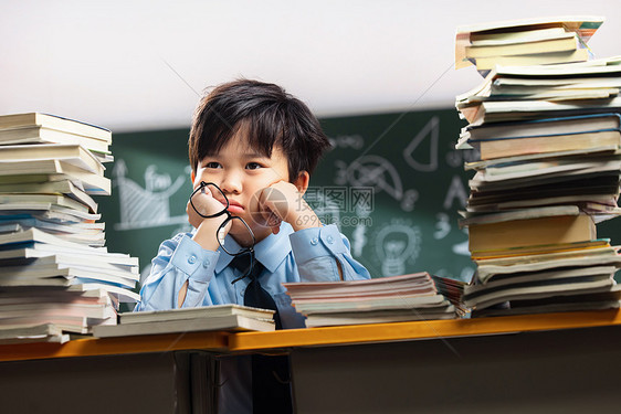 面对作业苦恼的小学生图片