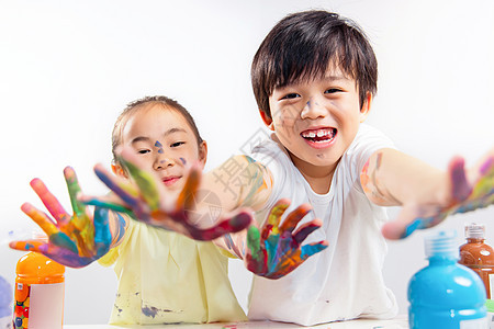 手上涂满颜料的小学生图片