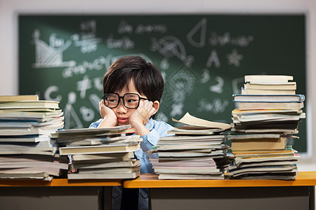 面对作业苦恼的小学生图片