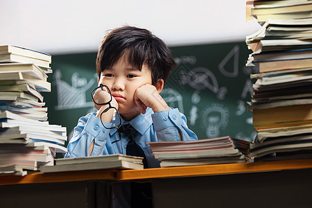 面对作业苦恼的小学生图片