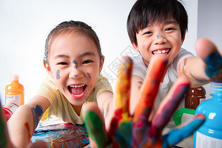 手上涂满颜料的小学生图片