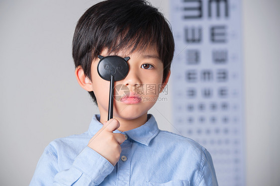 小学男生测视力图片
