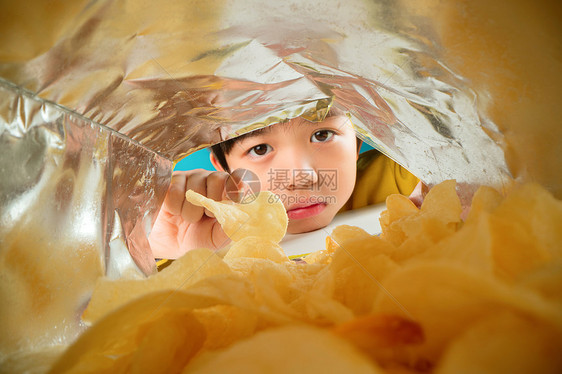 吃薯片的小男孩图片
