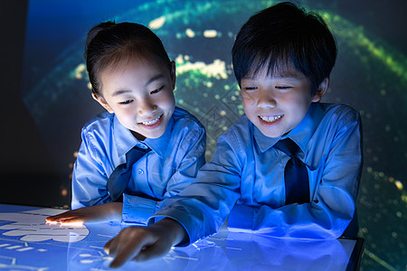 智慧学习课堂上的小学生背景