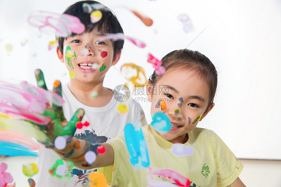 手上涂满颜料的小学生图片