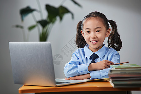 小学女生在线上网课图片