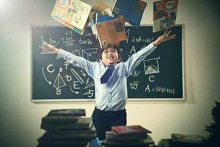 教室里兴奋的小学生图片