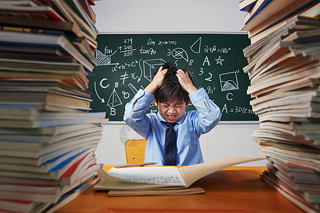 抓狂迷惑人的头部面部表情痛苦的青年女人照片  |苦恼的小学生写作 