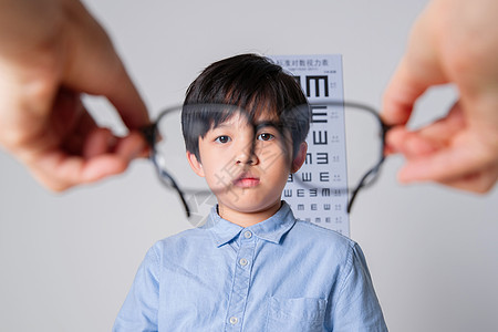 需要佩戴眼镜的小学男生图片