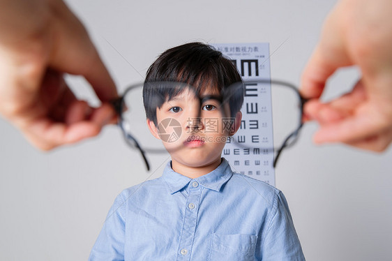 需要佩戴眼镜的小学男生图片