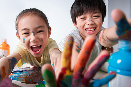 手上涂满颜料的小学生图片