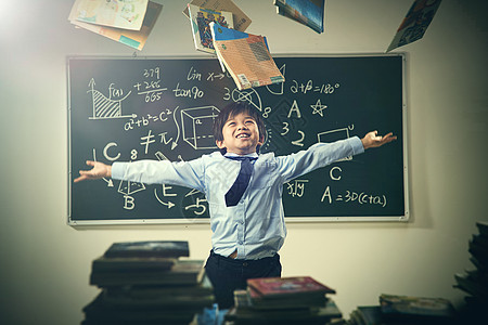 教室里兴奋的小学生图片