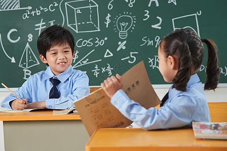 小学生在教室里上课图片