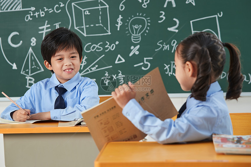 小学生在教室里上课高清图片下载-正版图片507622508-摄图网