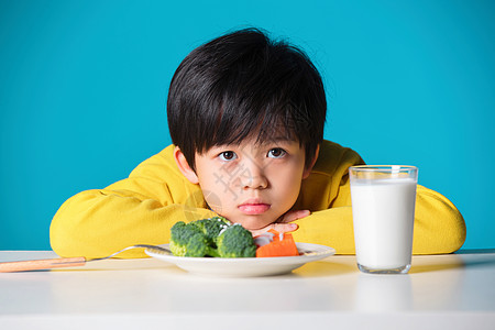 孩子烦恼不想吃蔬菜的小男孩背景