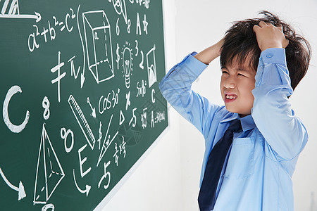 小学男生被数学题难住图片