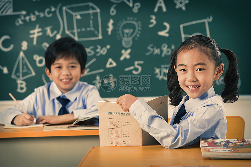 小学生在教室里上课高清图片下载-正版图片507622534-摄图网