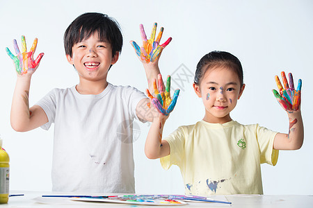 手上涂满颜料的小学生图片