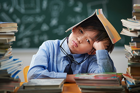 苦恼的小学生写作业高清图片