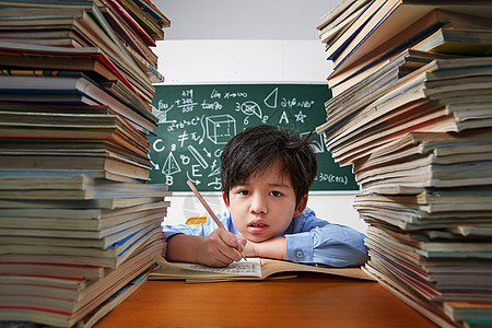 拿着铅笔的男孩苦恼的小学生写作业背景