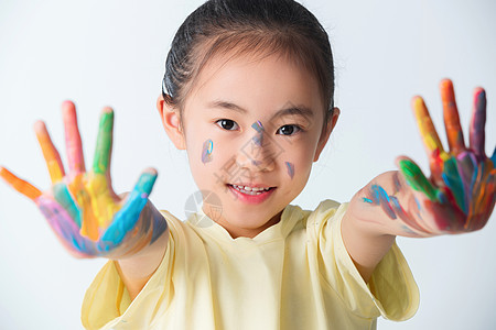 手上涂满颜料的小学生图片