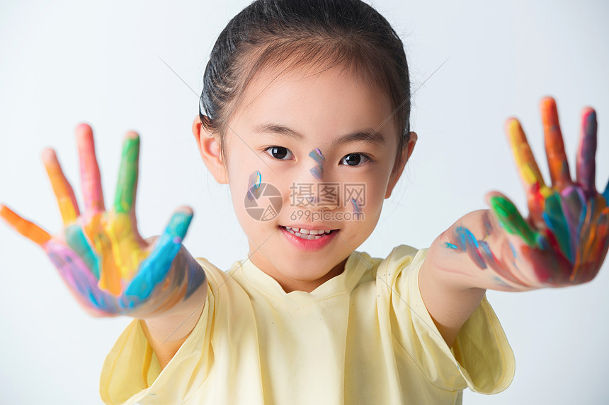 手上涂满颜料的小学生图片