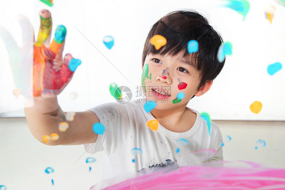 手上涂满颜料的小学生图片