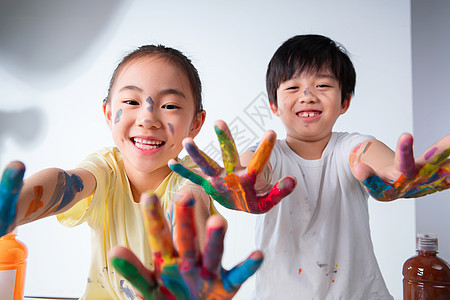 手上涂满颜料的小学生图片