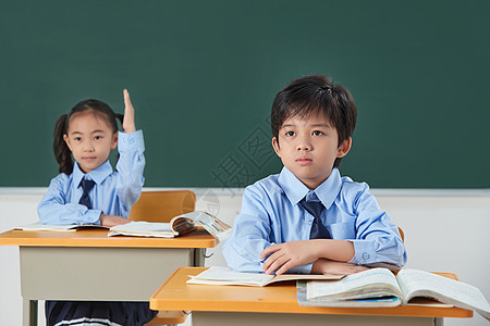 小学生在教室里上课图片