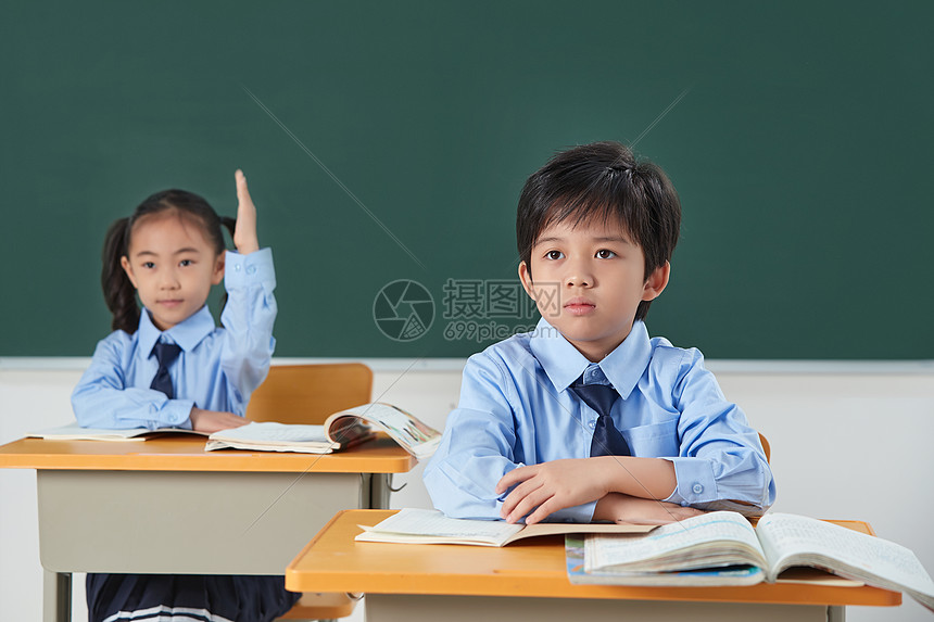 小学生在教室里上课高清图片下载-正版图片507622583-摄图网