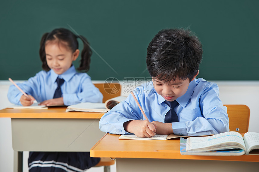 小学生在教室里上课高清图片下载-正版图片507622599-摄图网