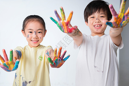 沾满颜料的手手上涂满颜料的小学生背景