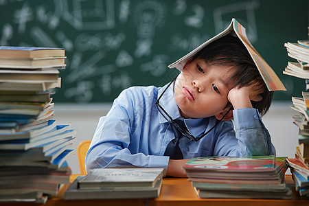 面对作业苦恼的小学生图片